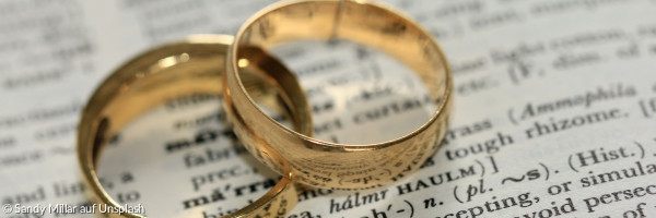 Ringe auf einem Buch mit einem Eintrag über "Marriage"